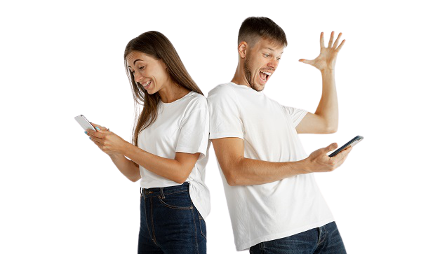 Un homme et une femme entrain de parier en ligne