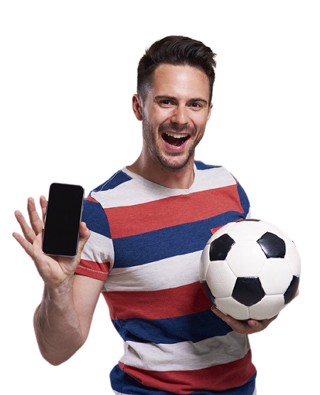 Homme excité tenant un ballon et un téléphone dans la main